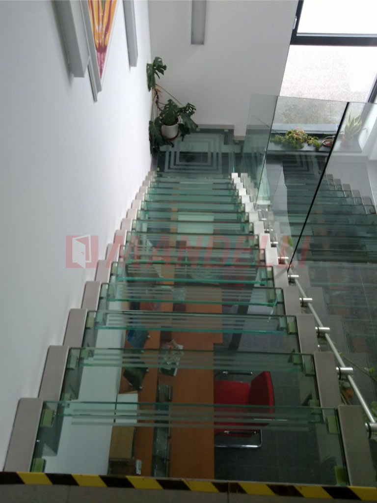 Celoskleněné schodiště pohled shora