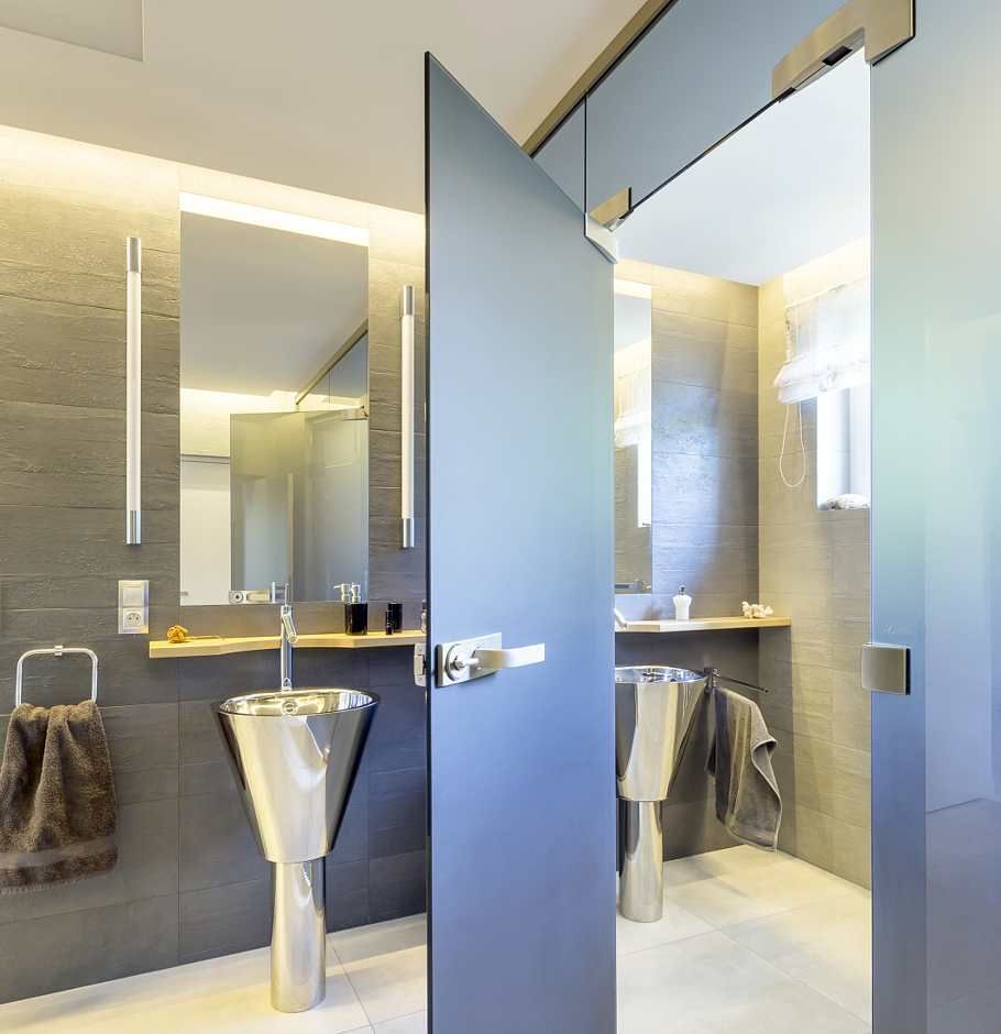 Otočné celosklenněné dveře VV SKLO