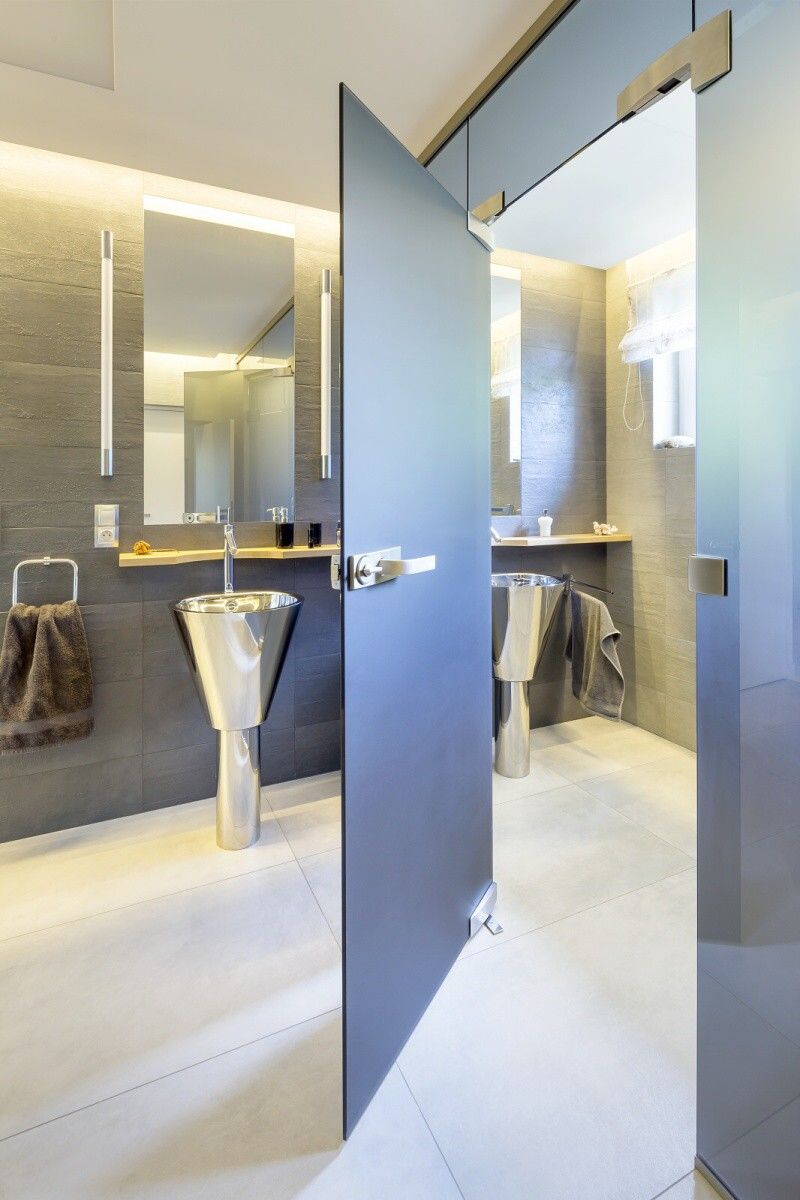 Otočné celoskleněné dveře VV SKLO 